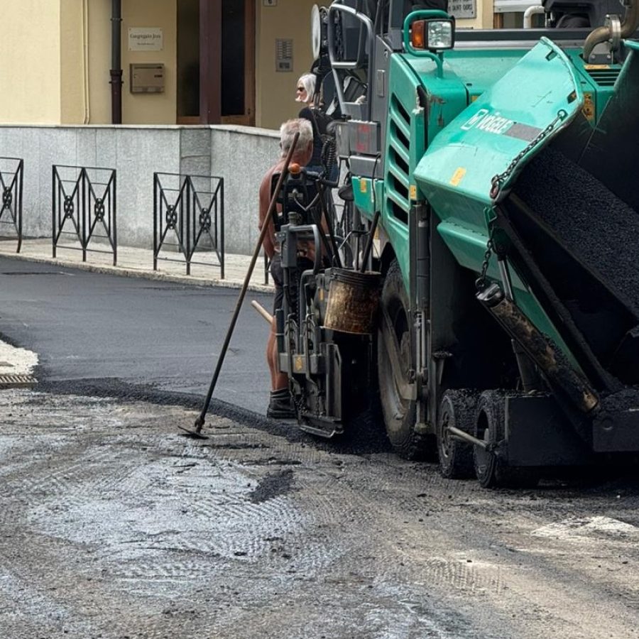Il lavori di asfaltatura in via Guido Rey, ad Aosta