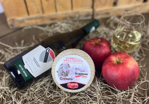 Il Petite Arvine Valle d’Aosta e la Tometta “Gobbo” piemontese affinata con le mele essiccate della Cofruits