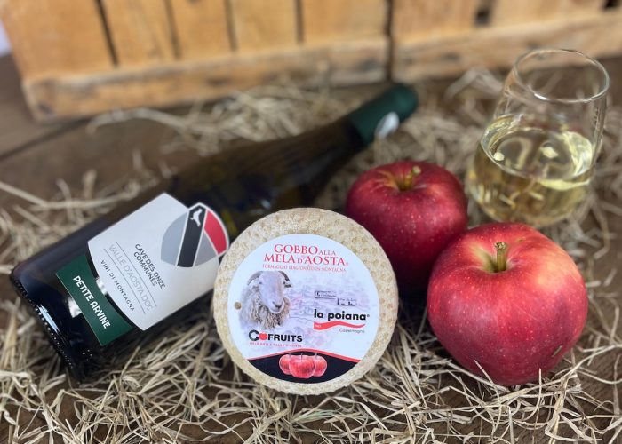 Il Petite Arvine Valle d’Aosta e la Tometta “Gobbo” piemontese affinata con le mele essiccate della Cofruits