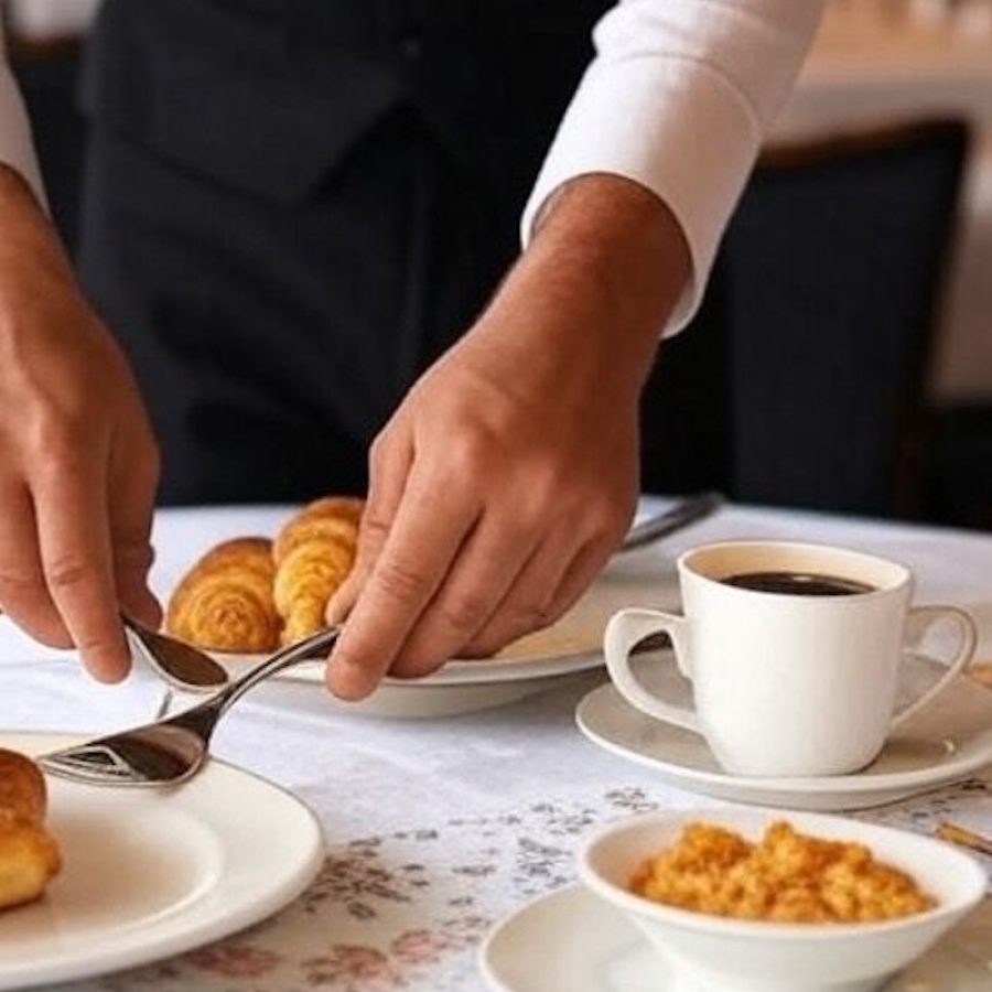 Horeca - hotel - cameriere - colazione - Immagine realizzata con l'Intelligenza artificiale Grok