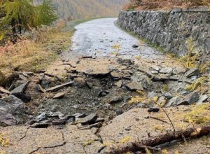 Il masso caduto sulla strada in località Menthieu ad Usellières di Valgrisenche