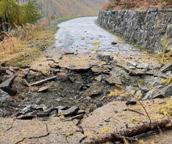 Il masso caduto sulla strada in località Menthieu ad Usellières di Valgrisenche