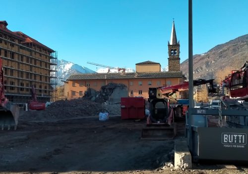 Le macerie del grattacielo alto del quartiere Cogne, ad Aosta