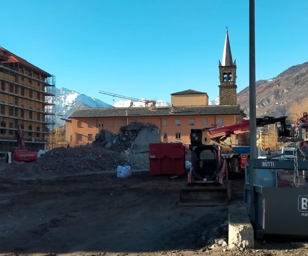 Le macerie del grattacielo alto del quartiere Cogne, ad Aosta