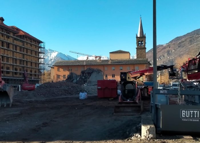 Le macerie del grattacielo alto del quartiere Cogne, ad Aosta