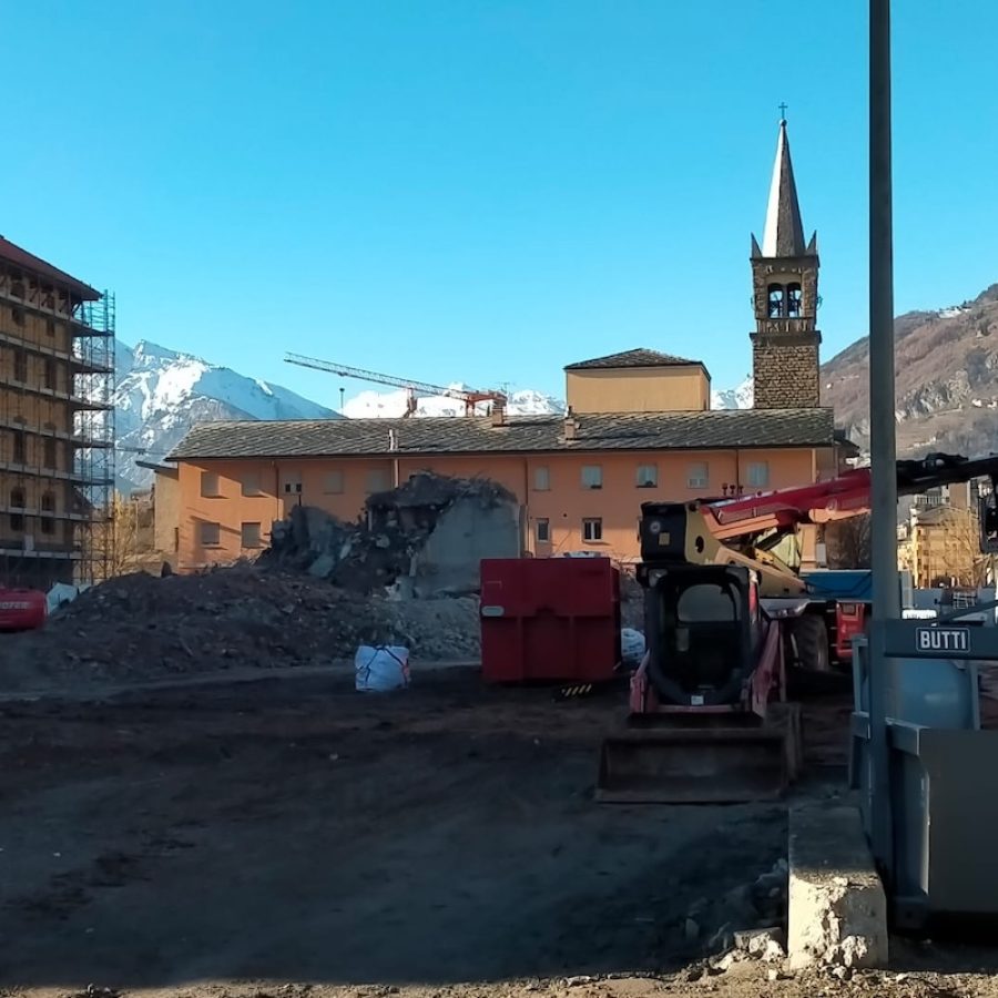 Le macerie del grattacielo alto del quartiere Cogne, ad Aosta