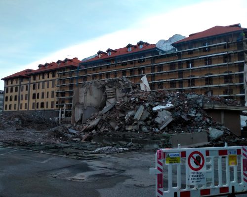 Le macerie del grattacielo alto del quartiere Cogne, ad Aosta