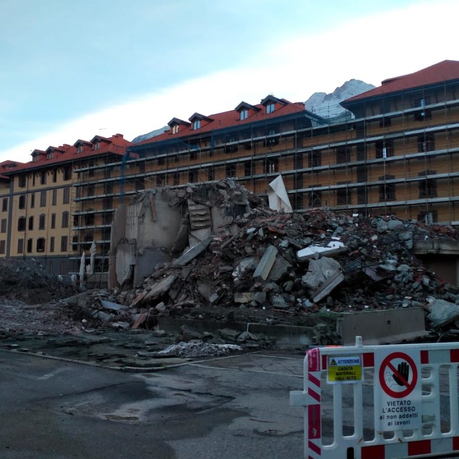 Le macerie del grattacielo alto del quartiere Cogne, ad Aosta