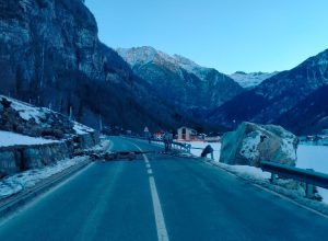 Masso caduto a issime