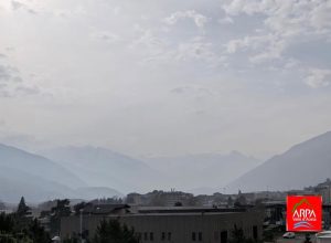 Il cielo lattiginoso dovuto alle polveri del Sahara e all'aerosol della Pianura Padana