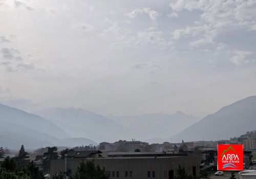 Il cielo lattiginoso dovuto alle polveri del Sahara e all'aerosol della Pianura Padana