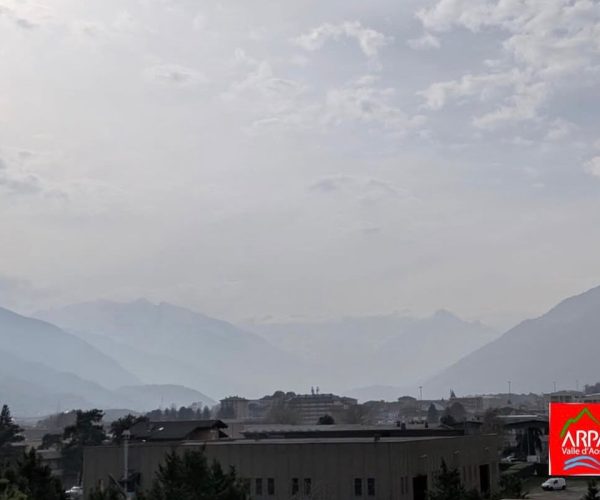 Il cielo lattiginoso dovuto alle polveri del Sahara e all'aerosol della Pianura Padana