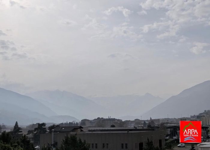 Il cielo lattiginoso dovuto alle polveri del Sahara e all'aerosol della Pianura Padana