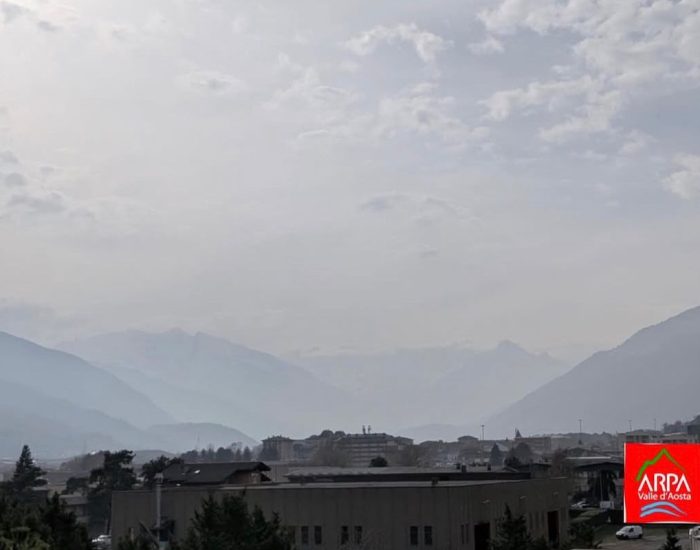 Il cielo lattiginoso dovuto alle polveri del Sahara e all'aerosol della Pianura Padana
