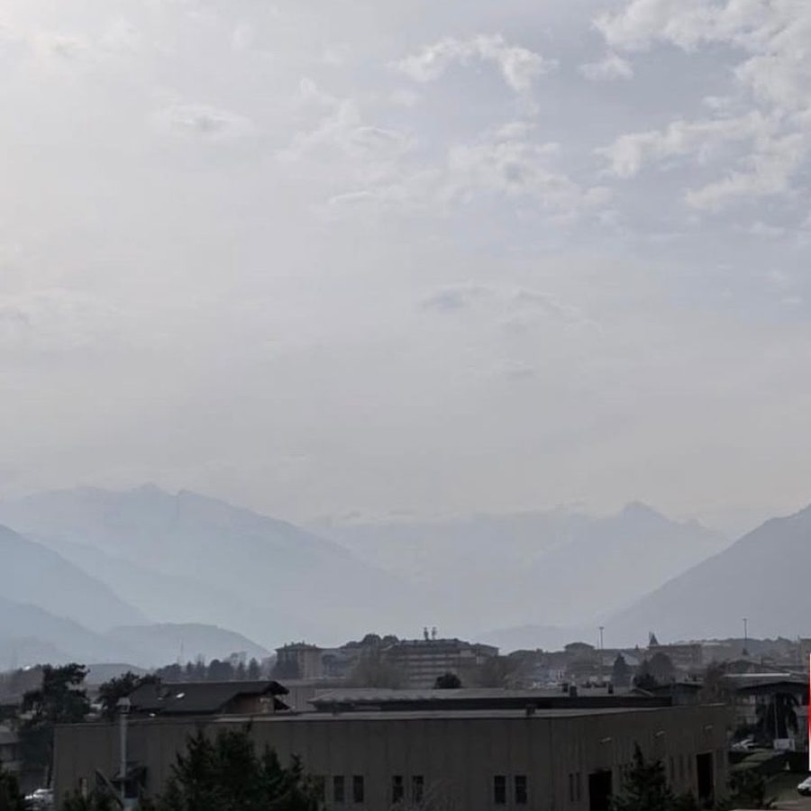Il cielo lattiginoso dovuto alle polveri del Sahara e all'aerosol della Pianura Padana
