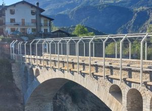 Le barriere di metallo sul ponte di Introd