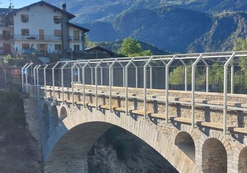 Le barriere di metallo sul ponte di Introd