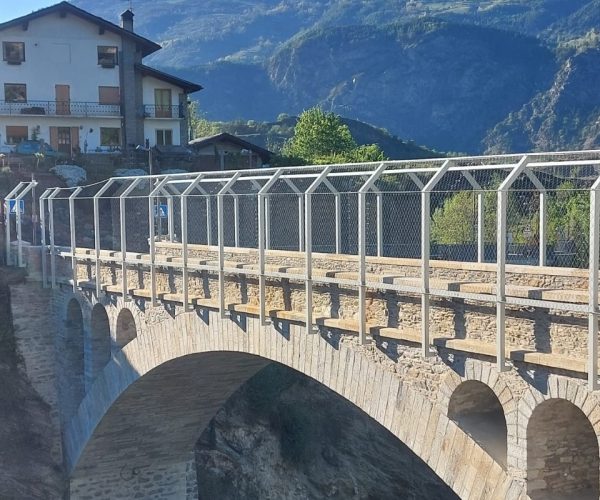 Le barriere di metallo sul ponte di Introd