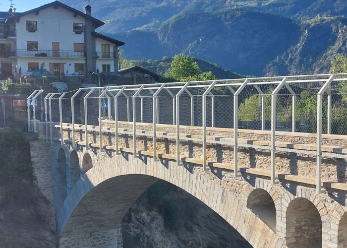 Le barriere di metallo sul ponte di Introd