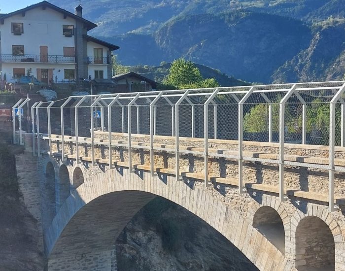 Le barriere di metallo sul ponte di Introd