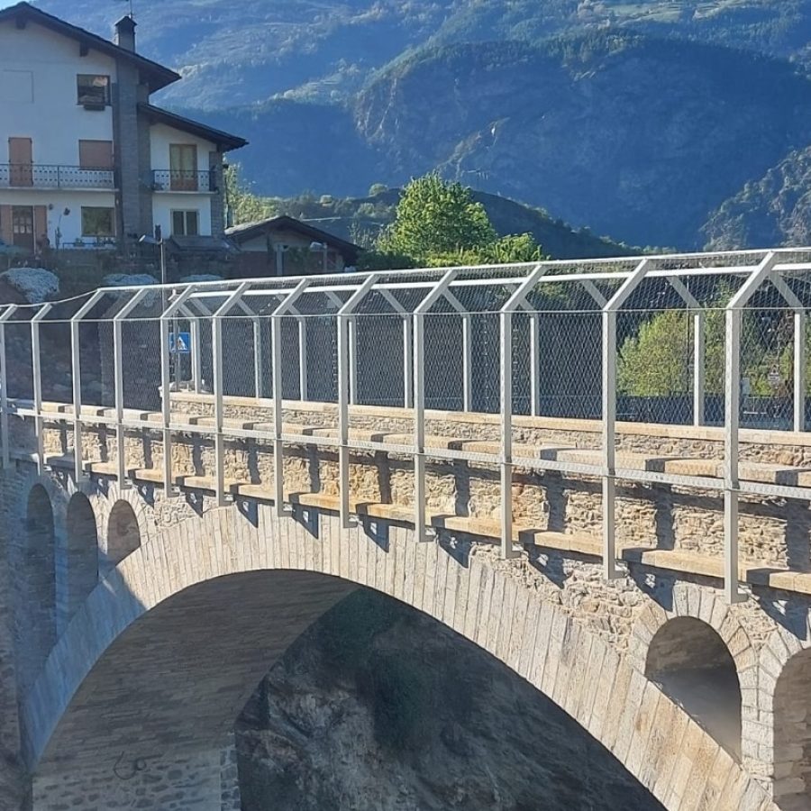 Le barriere di metallo sul ponte di Introd