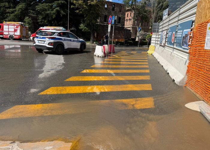 La perdita d'acqua ad Aosta, nella zona della stazione