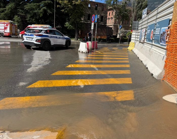 La perdita d'acqua ad Aosta, nella zona della stazione