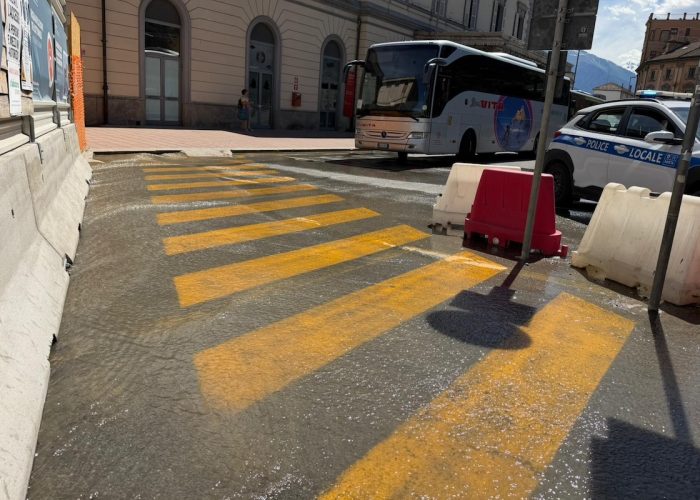La perdita d'acqua ad Aosta, nella zona della stazione