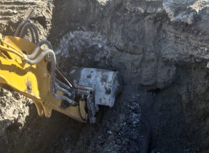 L'escavatore al lavoro sull'acquedotto ad Aosta