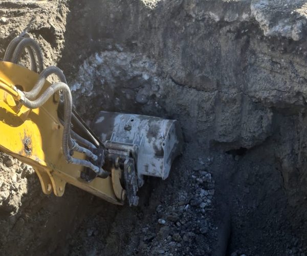 L'escavatore al lavoro sull'acquedotto ad Aosta
