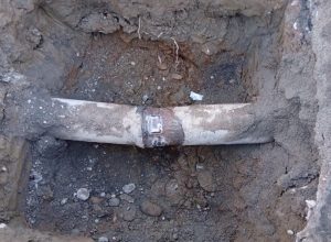 Il tubo dell'acquedotto davanti alla stazione di Aosta riparato