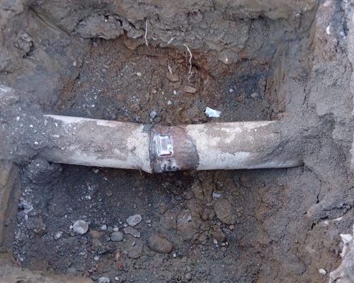 Il tubo dell'acquedotto davanti alla stazione di Aosta riparato