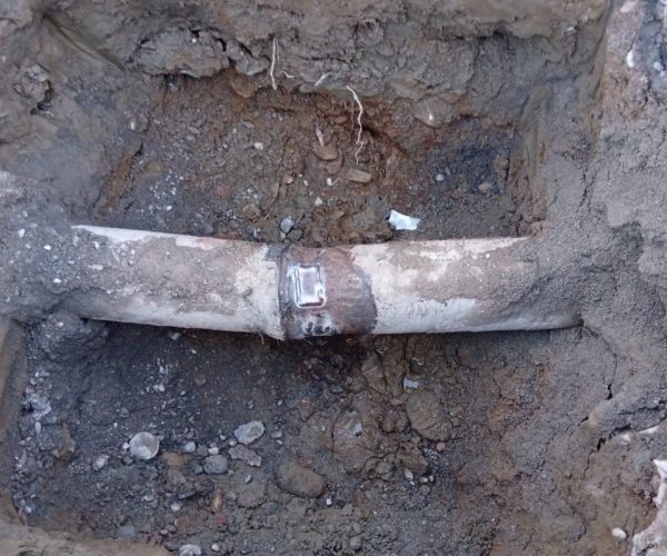 Il tubo dell'acquedotto davanti alla stazione di Aosta riparato