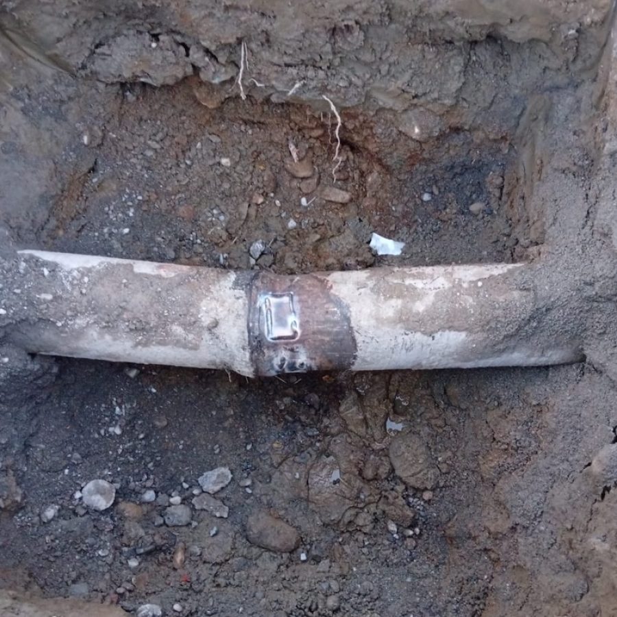 Il tubo dell'acquedotto davanti alla stazione di Aosta riparato