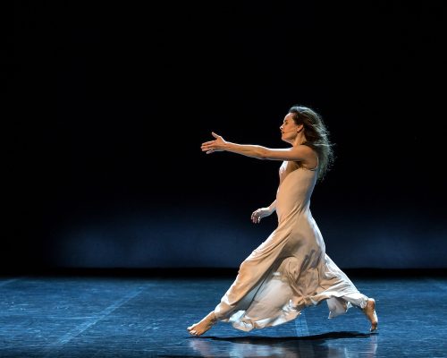 "Wind Woman" di Carolyn Carlson - credits Frédéric Iovino