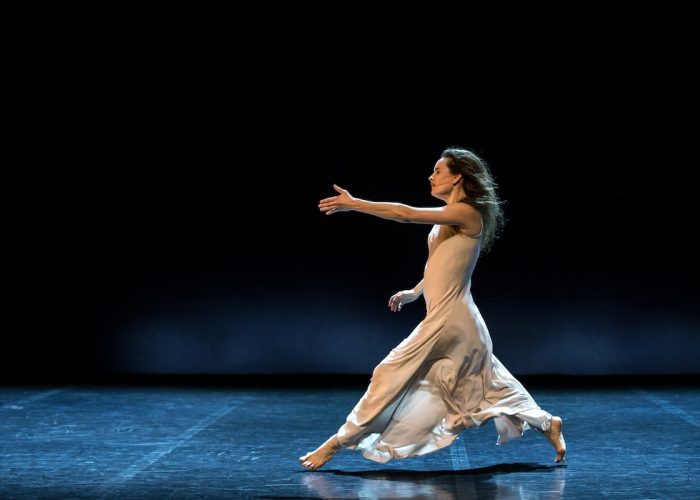"Wind Woman" di Carolyn Carlson - credits Frédéric Iovino