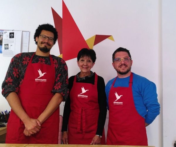 Younes, volontario del servizio civile e la volontaria Paola con il responsabile del punto vendita Quotidiamo Giulio Gasperini