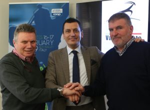 In foto da sx Ivo Charrère presidente del comitato organizzatore, Michel Henry direttore commerciale Netweek per la Valle d’Aosta e l’olimpionico di fondo Marco Albarello