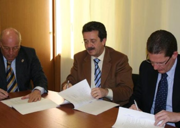 La firma dell'accordo per l'analisi della falda nell'area Cogne