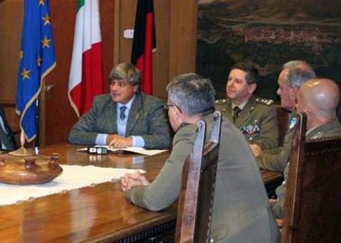 la firma dell'accordo per il poligono Buthier