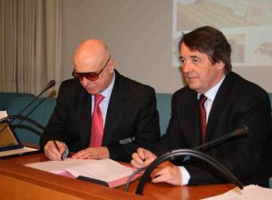 La firma dell'accordo tra Giampietro Pagnoncelli (sx) e Ennio Pastoret (dx)
