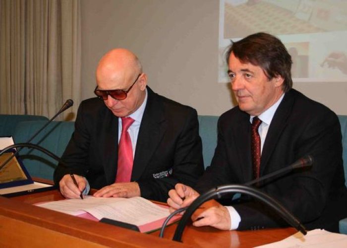 La firma dell'accordo tra Giampietro Pagnoncelli (sx) e Ennio Pastoret (dx)