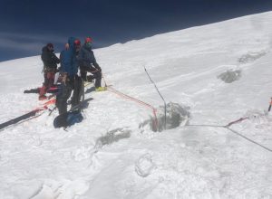 Il recupero dei due alpinisti svizzeri finiti in un crepaccio sul Breithorn