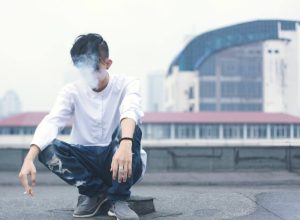 adolescente annoiato che fuma