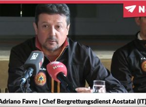 Il direttore del SAV, Adriano Favre, alla conferenza stampa di Zermatt, assieme alla guida Trucco.
