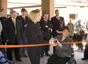Il taglio del nastro ad opera di Roberta Amadeo, Presidente nazionale dell'AISM nazionale