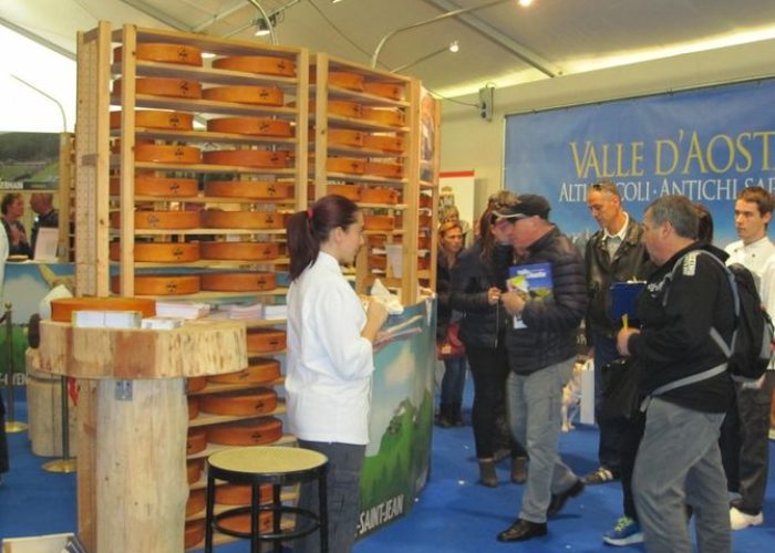 Lo stand della Valle d'Aosta alla Fiera del tartufo di Alba