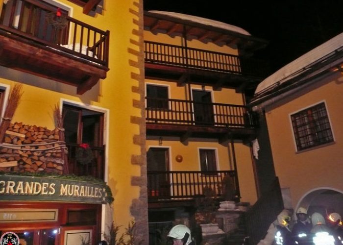 L'albergo Grandes Murailles (foto dei Vigili del Fuoco)