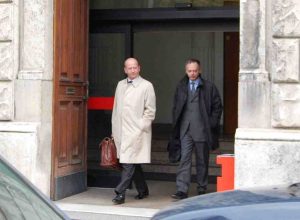 Alliod (a dx) con l'avvocato Fiore all'uscita del Tribunale
