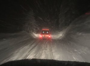 L'ambulanza dei volontari scende verso Singlin (foto di Lucio Trucco).